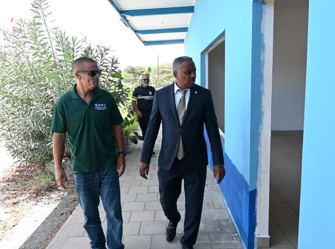 Minister Dowers a inspecciona trabaonan di renobacion na Scol di Polis