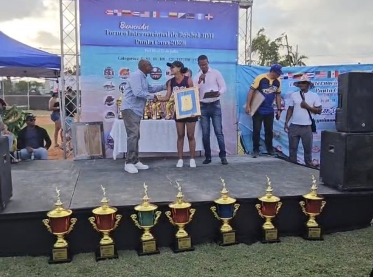 Shardea Arias- Croes a haya reconocimento na e di 16 torneo internacional di baseball JDM na Punta Cana