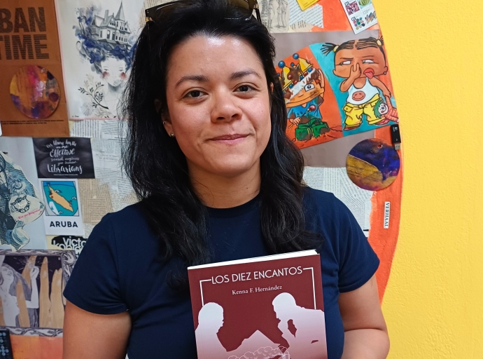 Autor Kenna Hernandez a entrega ehemplar di su buki ‘Los diez encantos’ na Bibloteca Nacional