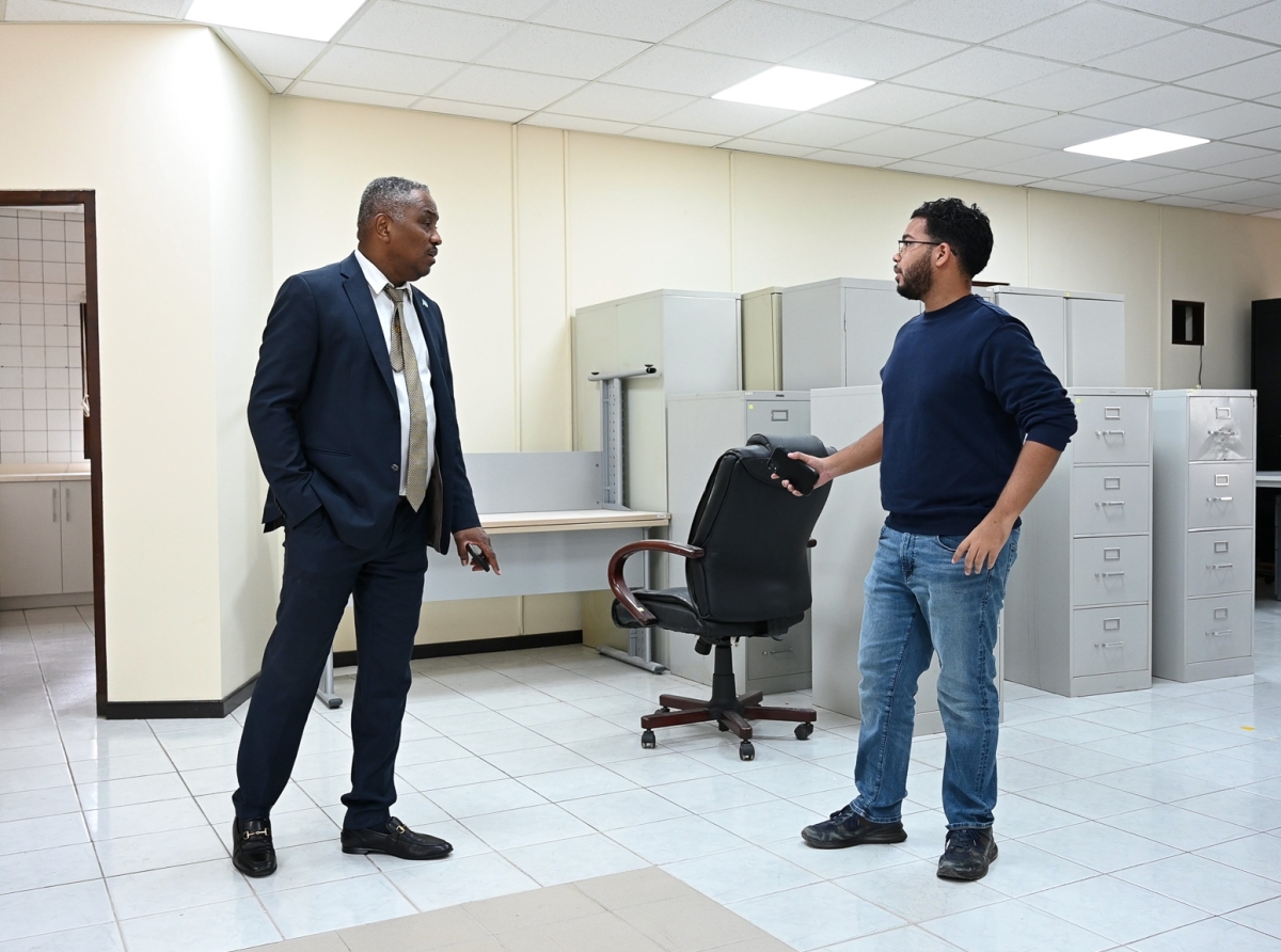 Minister Dowers a inspecciona progreso di renobacion di ex edificio di Departamento di Asuntonan di Casino