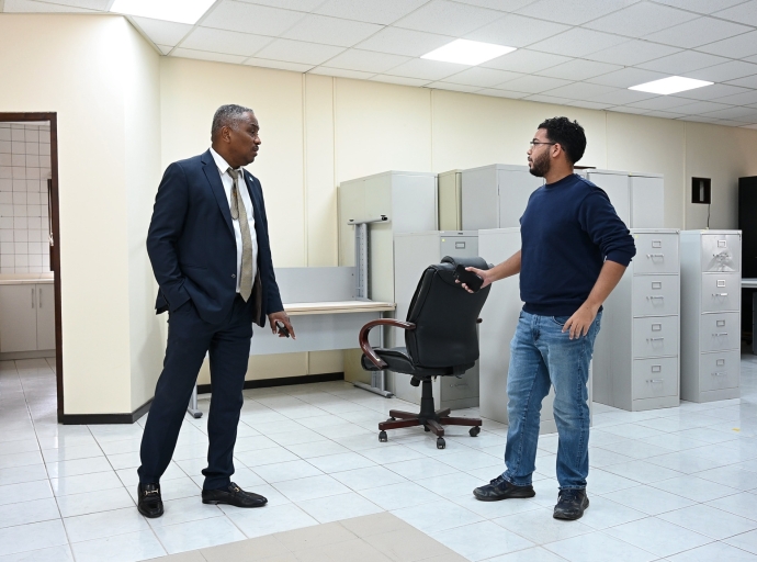 Minister Dowers a inspecciona progreso di renobacion di ex edificio di Departamento di Asuntonan di Casino