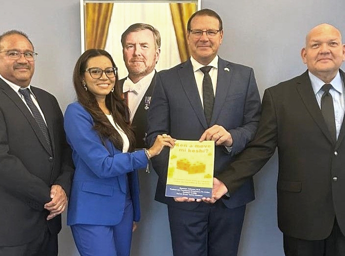 Mundo di Enseñanza ta yora fayecimento di un gran personahe