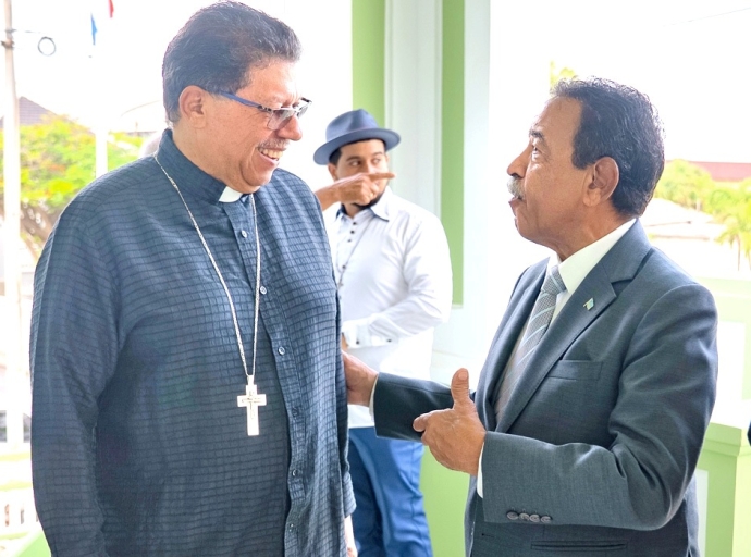 Minister Herdé impresiona cu e presentacion di Arsobispo Charles Jason Gordon