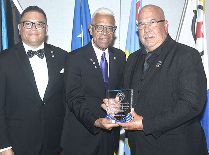 Aruba Lions Club ta gradici Old Skool Bikers Aruba pa nan contribucion