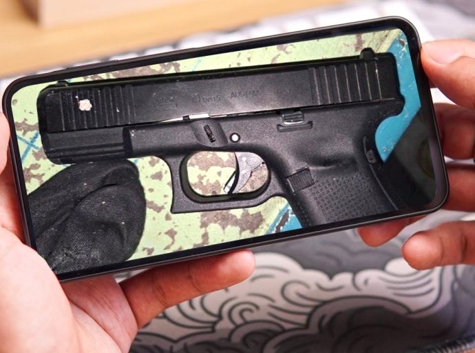 Sospechoso por haya 1 aña di prizon pa djis tin potret di arma di candela den smartphone