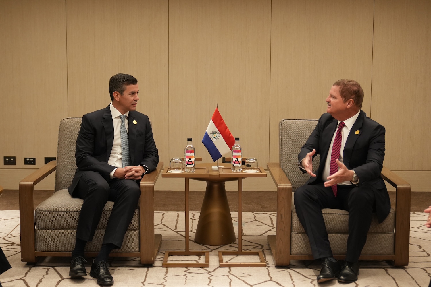Prome Minister Mike Eman a topa presidente Santiago Peña