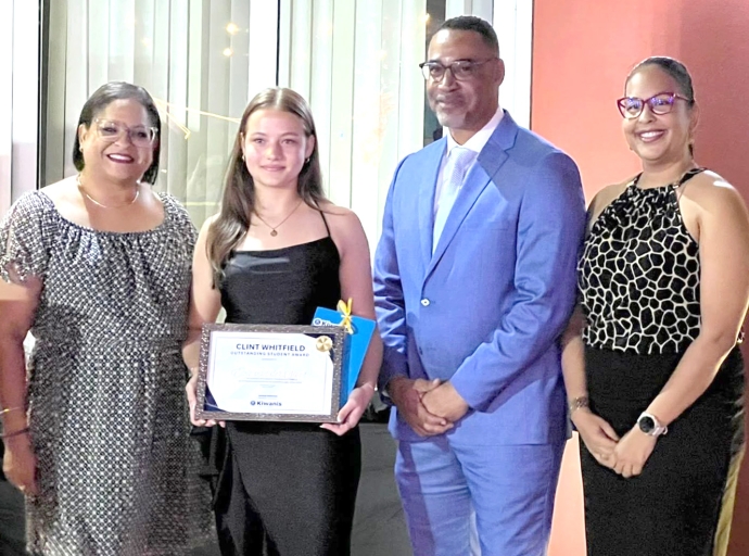 Kiwanis Club of Aruba a honra e mihor graduadonan di Colegio Arubano