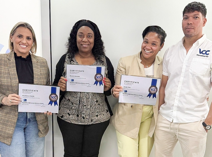 Ekipo di maneho di Diamonds International a sigui cursonan di Payroll Pro HRM