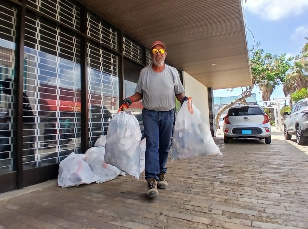 Parlamento Hubenil a colecta mas cu 35 saco di sushi den centro di ciudad