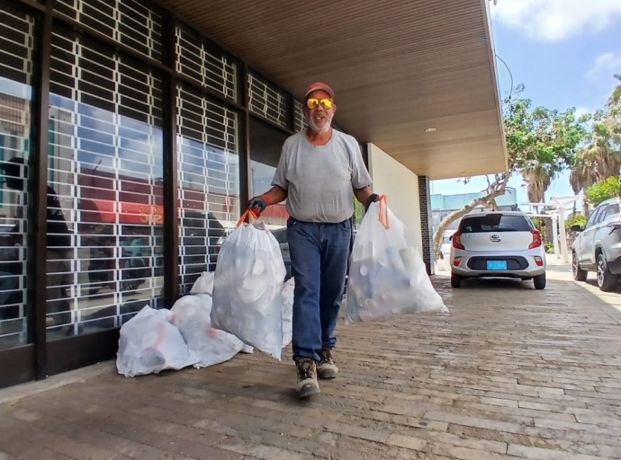 Parlamento Hubenil a colecta mas cu 35 saco di sushi den centro di ciudad