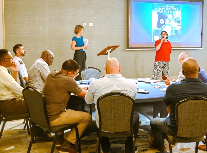 Seminario brinda na tur SubFiscal riba diferente tema di husticia