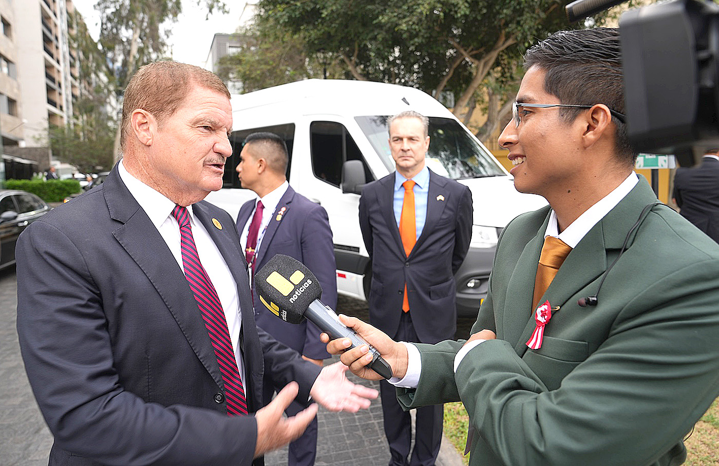 Prensa Peruano a mustra interes den bishita di Prome Minister Mike Eman