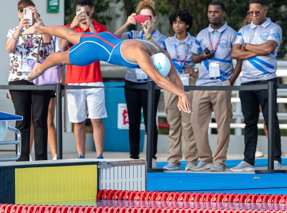 Atletanan di Aruba a termina competencia di natacion cu un medaya mas
