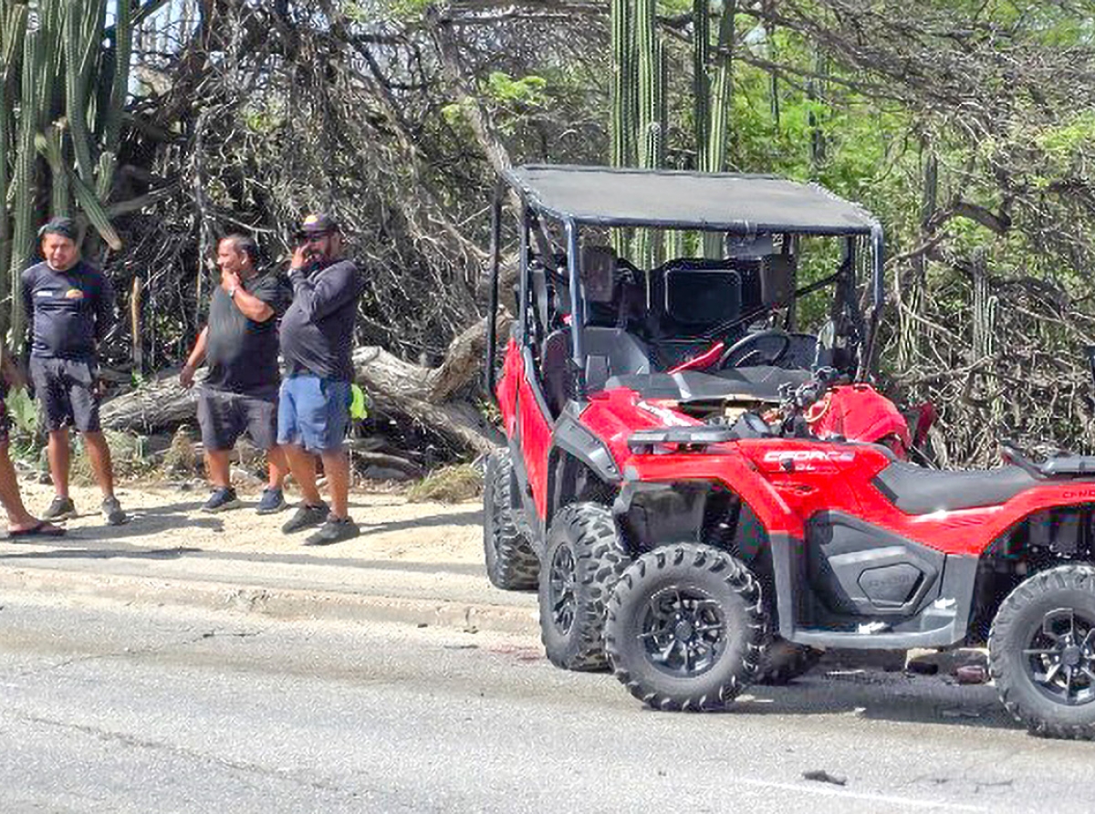 Auto coriendo duro y den direccion contrario a plama den tres vehiculo UTV