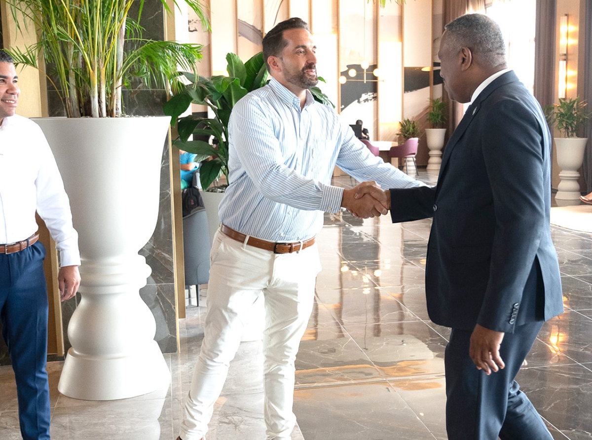 Ministro Dowers  bishita Hotel RIU Palace Aruba despues di renobacion miyonario