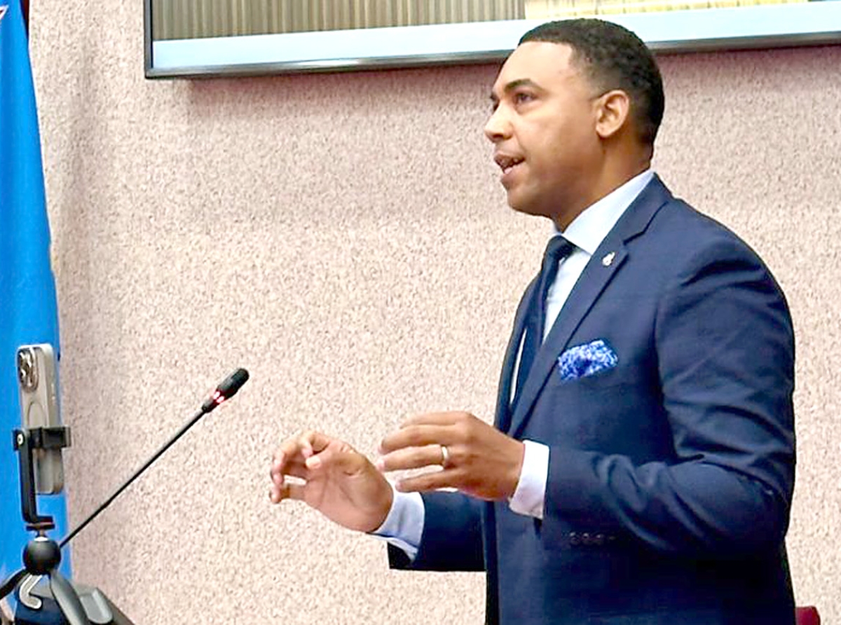 Parlamentario Hendrik Tevreden ta cuestiona si Aruba lo fortalece su autonomia of entrega esaki