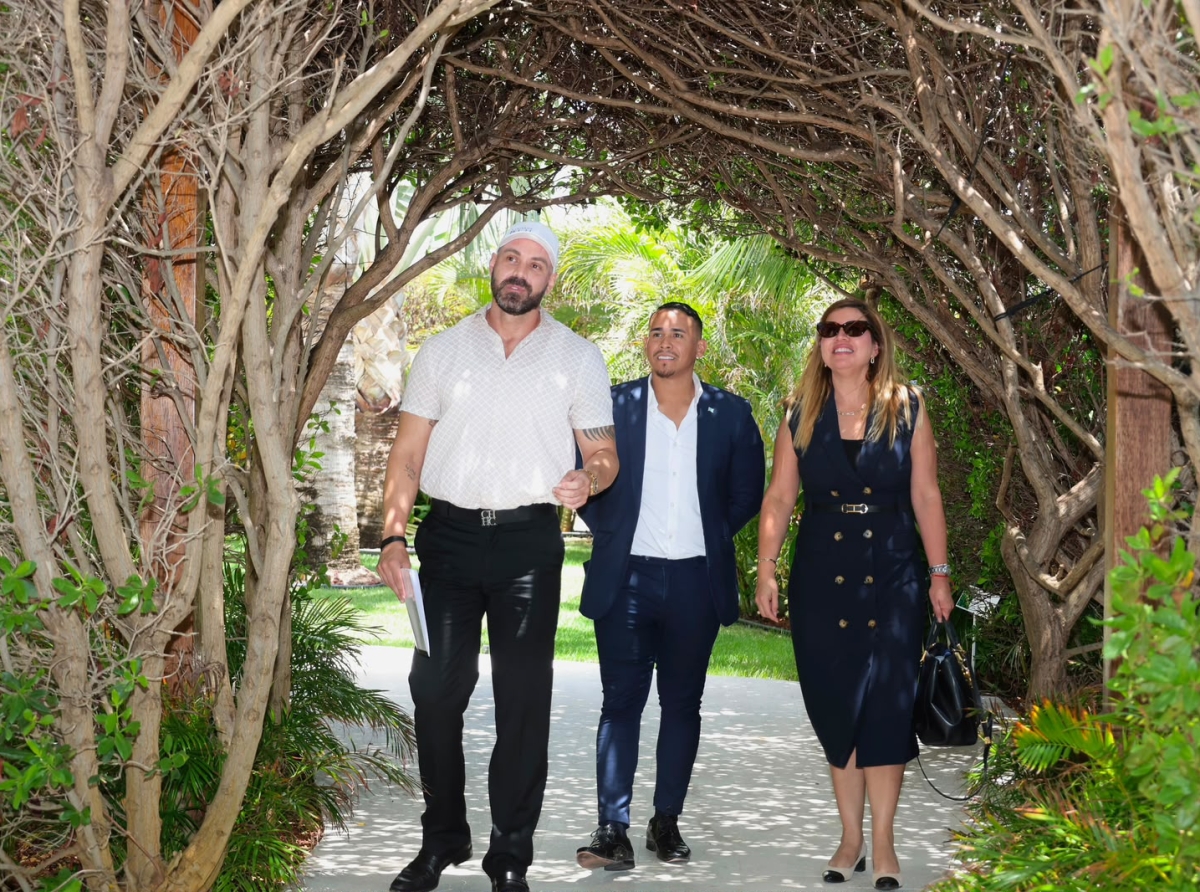 Bishita na Radisson Blu Aruba ta mustra importancia di talento local y un turismo di calidad
