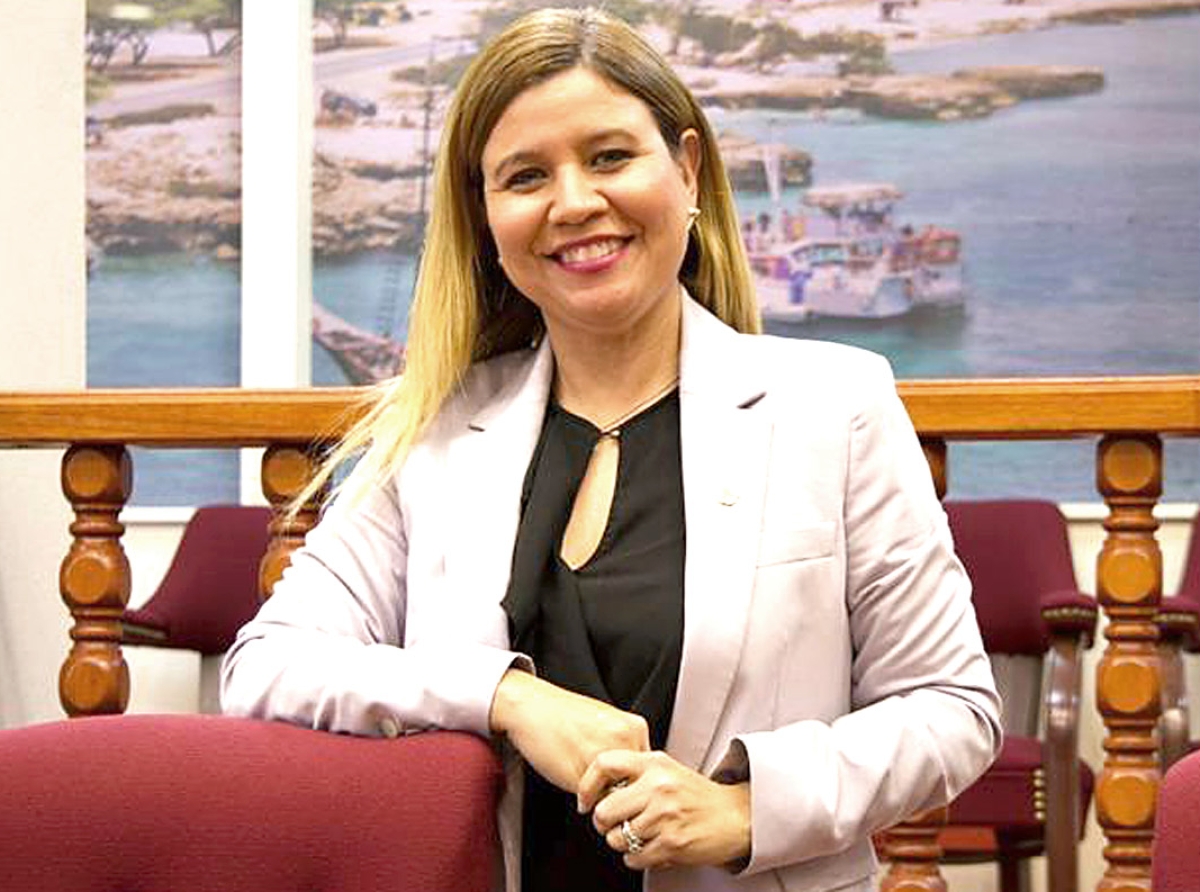 Parlamentario Jennifer Arends-Reyes ta desea studiantenan hopi exito