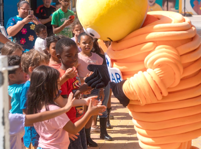 Elmar y Scol Teatro Aruba TRIBI ta colabora pa trece e poppenkast show bek pa muchanan