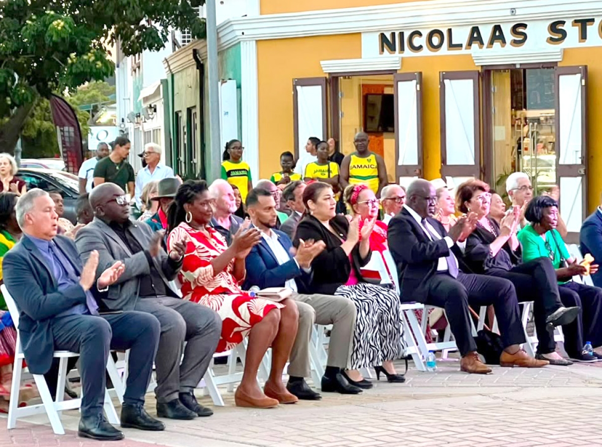 Prome Minister Mike Eman celebra 64 aña di Independencia di Jamaica