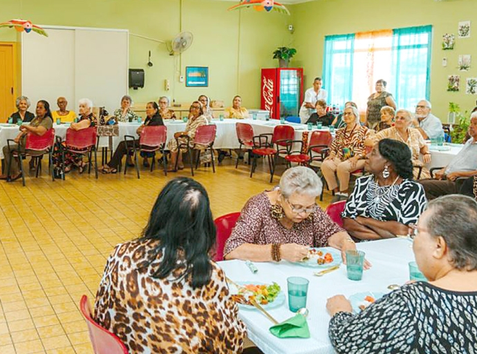 Minister Wyatt Ras a bishita Summer Camp pa Adulto Mayor di Club Kibrahacha