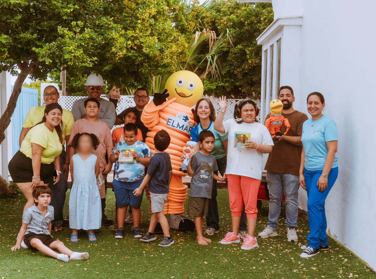 Chispito a bishita Brighter Future Academy durante Connecting Worlds Camp