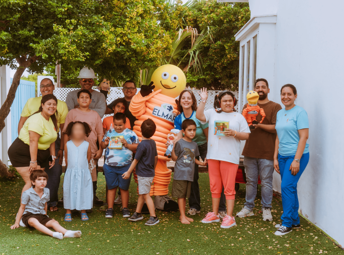 Chispito a bishita Brighter Future Academy durante Connecting Worlds Camp