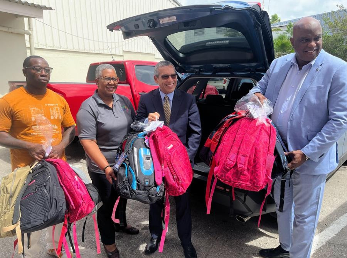 Gobierno di Merca ta haci donacion di articulonan di scol pa sostene e iniciativa di 'Back-to-School' di Corsou