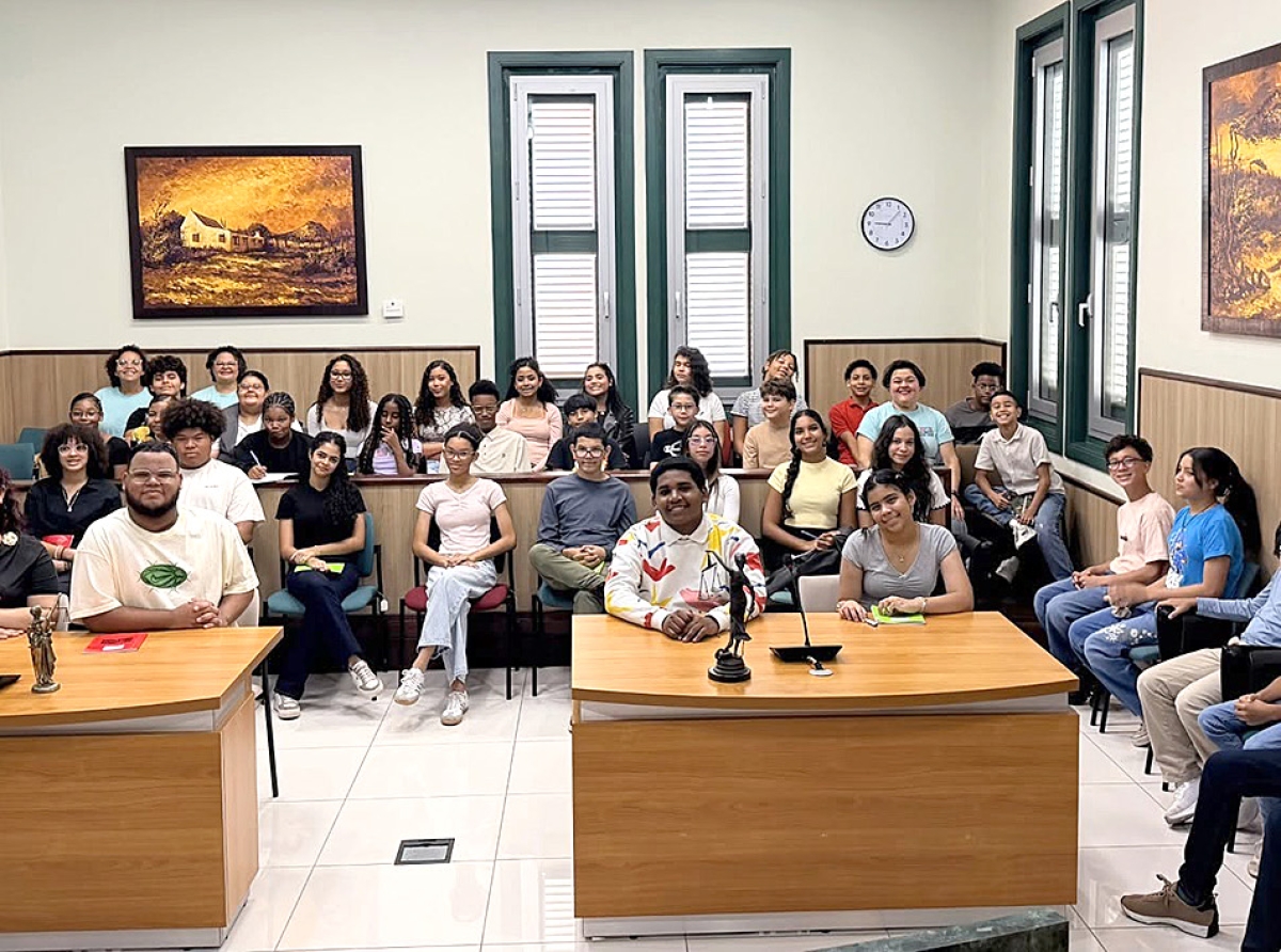 Esnan di camp di Parlamento Hubenil a bishita Corte di Husticia