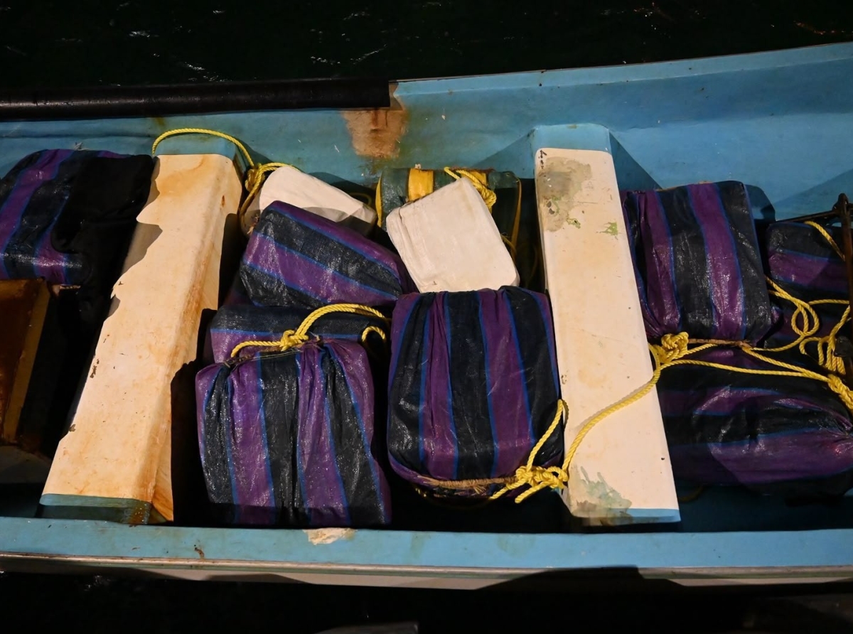 Varios detencion y confiscacion di un cantidad grandi di droga y placa