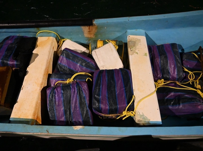 Varios detencion y confiscacion di un cantidad grandi di droga y placa