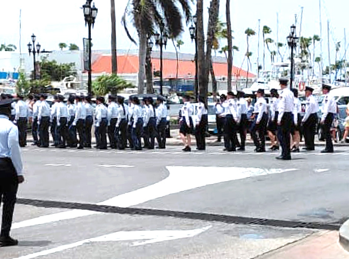 Polisnan di Aruba y varios otro pais a tene nan marcha den Oranjestad