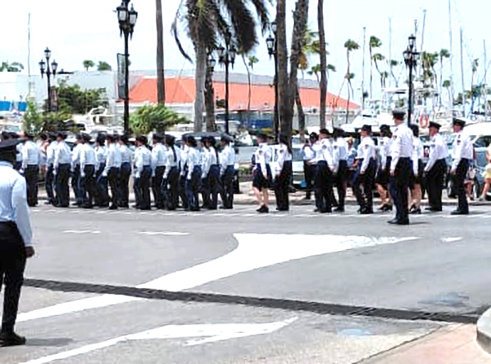 Polisnan di Aruba y varios otro pais a tene nan marcha den Oranjestad