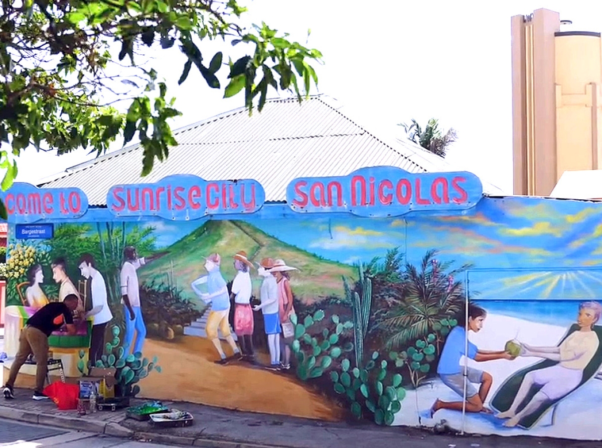 Artista Elvis Tromp ta renobando famoso mural na San Nicolas dedica na turismo