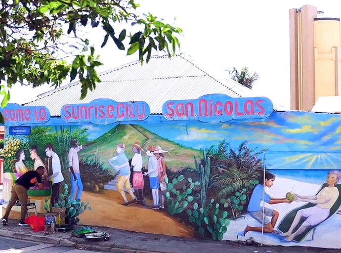 Artista Elvis Tromp ta renobando famoso mural na San Nicolas dedica na turismo