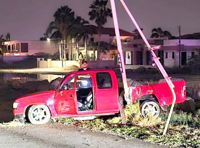 Pickup a ranca palo di luz riba Avenida Nelson Oduber