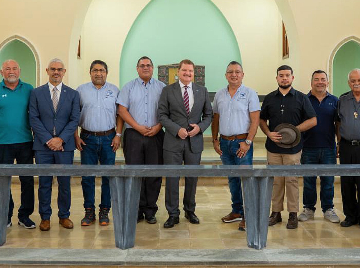 Premier Eman apreciando progreso di restauracion di Kapel di Bethania