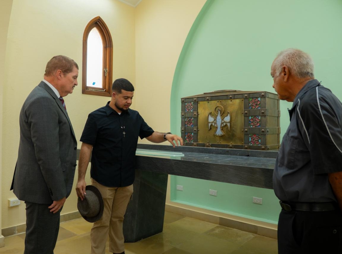 Pastoor in spe Steve Geerman ta hopi orguyoso cu restauracion di Kapel di Bethania