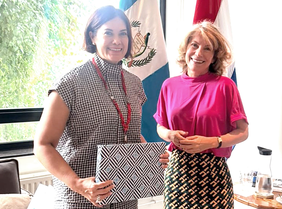 Ministro Plenipotenciario a haci bishita di cortesia na embahador di Guatemala