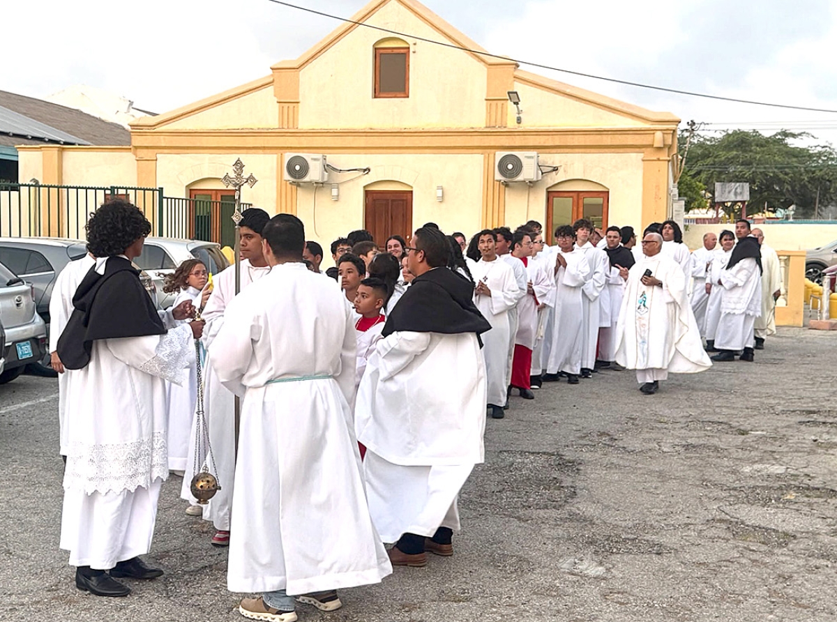 A tene misa special pa tur sirbidor di Altar