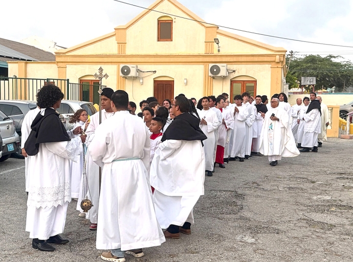 A tene misa special pa tur sirbidor di Altar