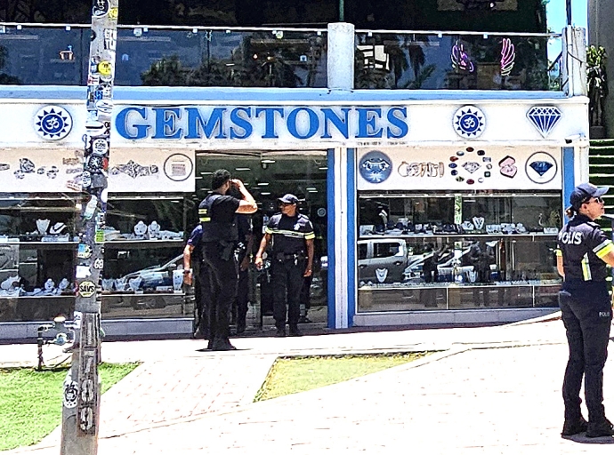 Atracadornan a bay cu monton di mercancia di joyeria Gemstones