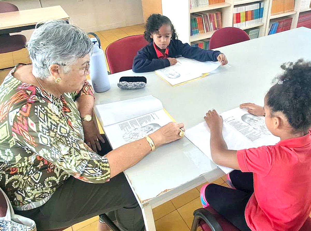 Docente Jeanette ta sigui yuda boluntariamente na St. Franciscus College