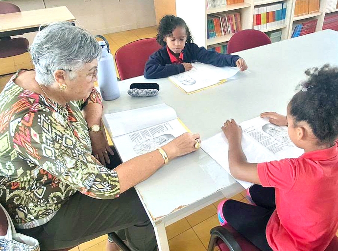 Docente Jeanette ta sigui yuda boluntariamente na St. Franciscus College