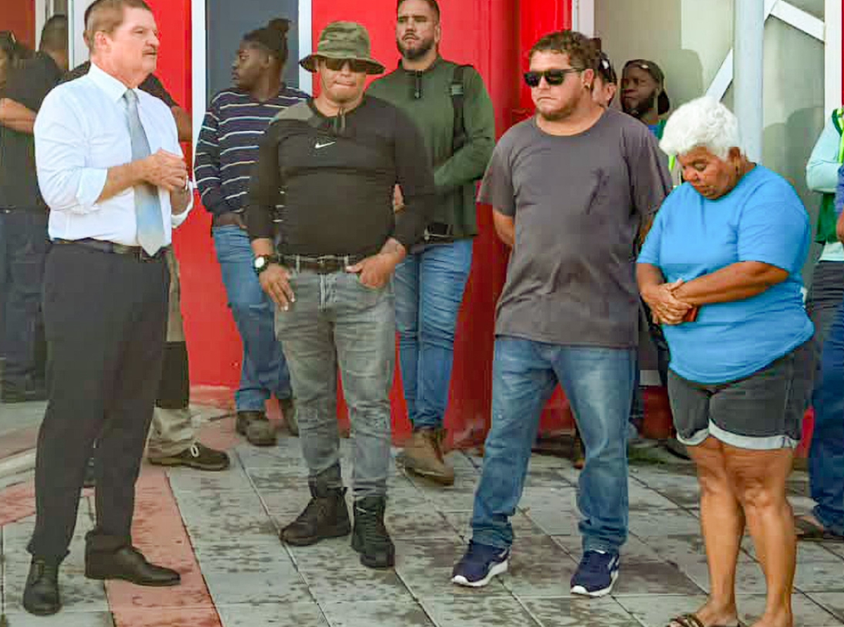 Premier Eman dunando Contratistanan un pep-talk pa yuda durante ‘Cuida Aruba’