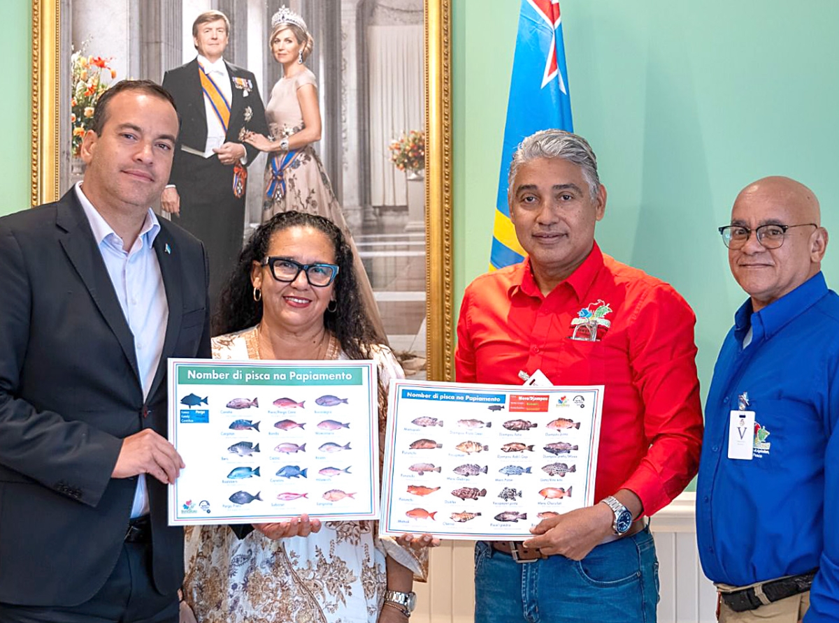 Santa Rosa a haci entrega oficial di dos poster cu diferente nomber di pisca na Minister Geoffrey Wever