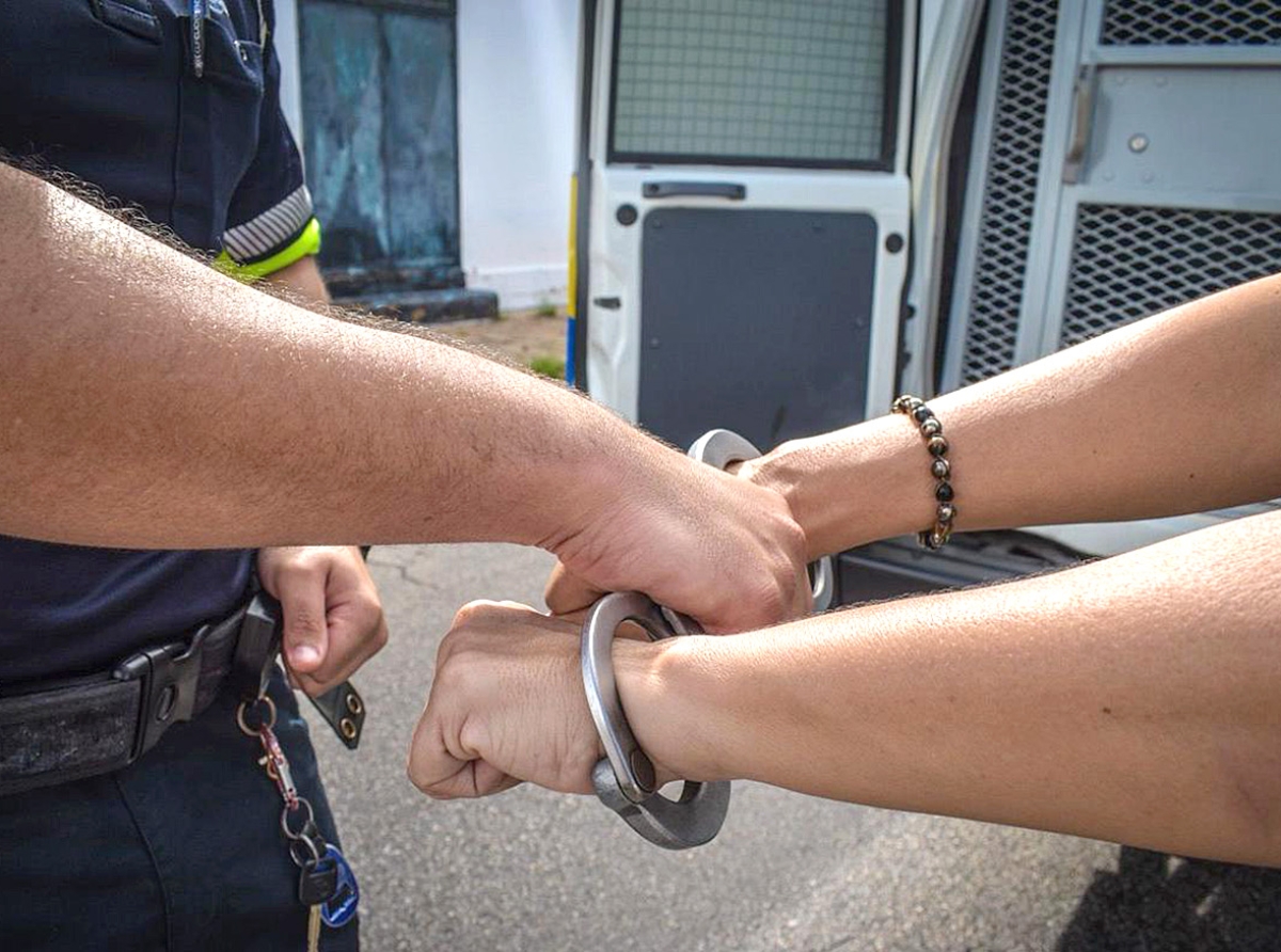 Cantidad grandi di droga confisca den 2 caso di razzia