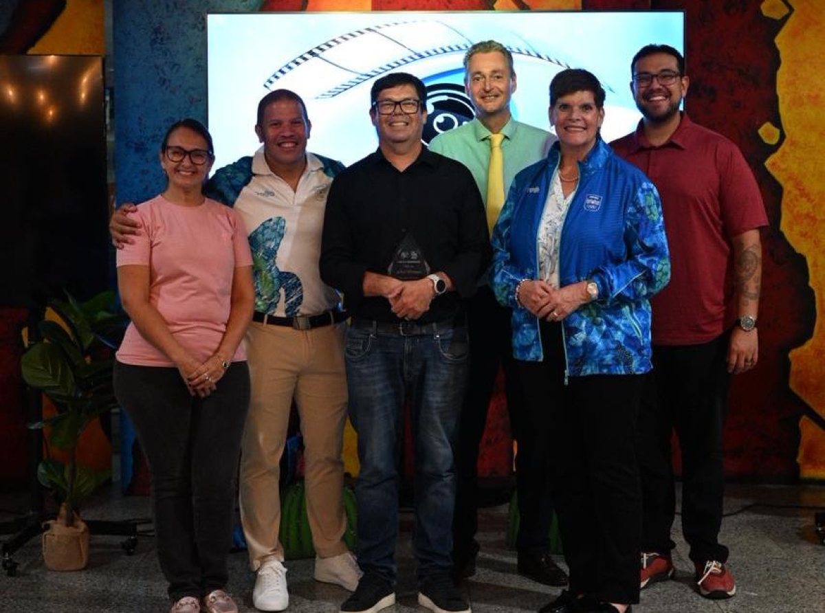 Noel Werleman a ricibi ‘E Lens di mi Wowonan Award’
