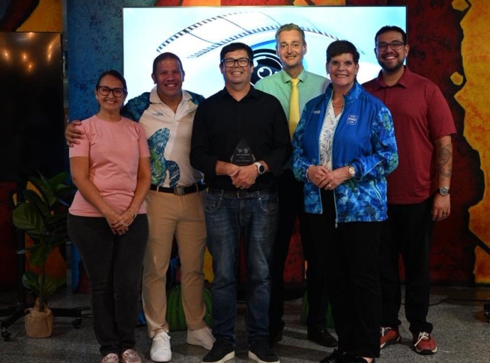 Noel Werleman a ricibi ‘E Lens di mi Wowonan Award’