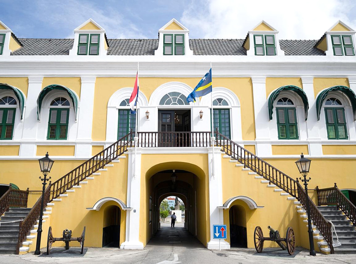 Ministro Arthur Dowers di bishita cerca Gobernador di Corsou